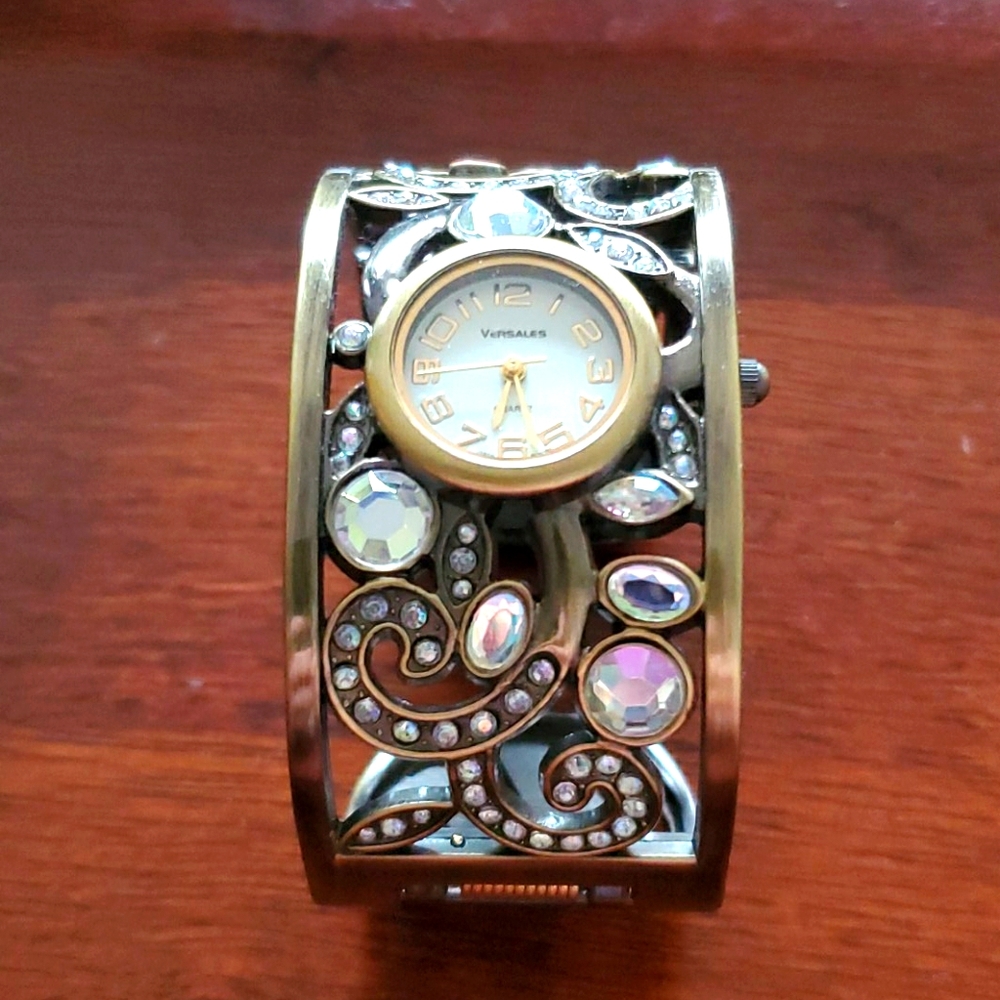 Versales Quartz Bangle Watch